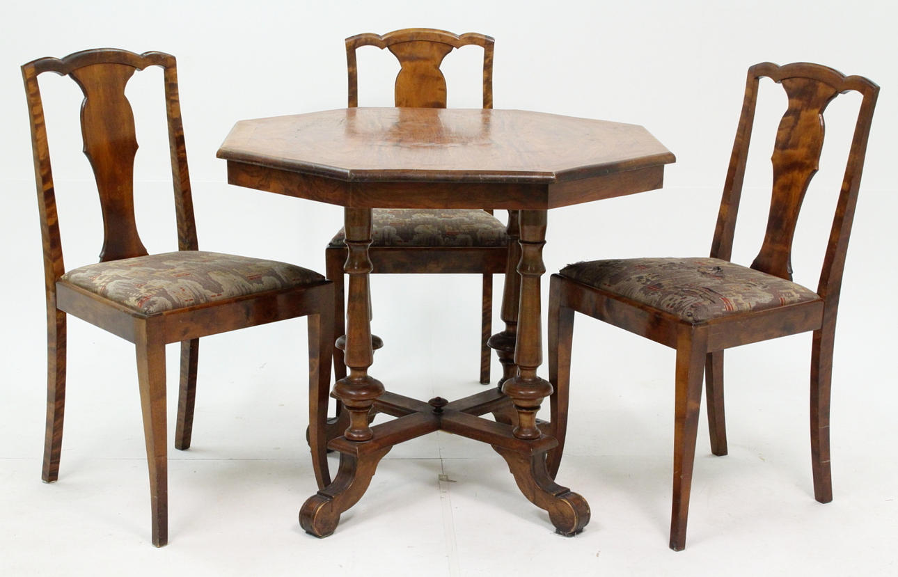 BORD, åttakantigt, 3 stolar.