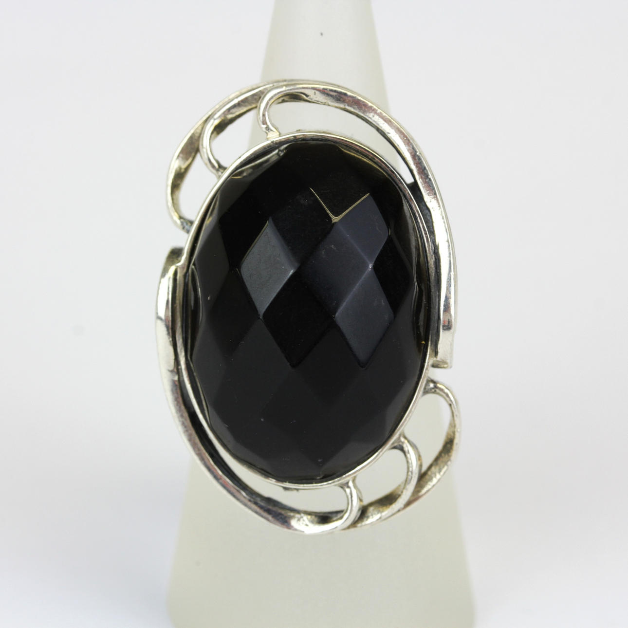 RING AUS SILBER UND SCHWARZEM STEIN.