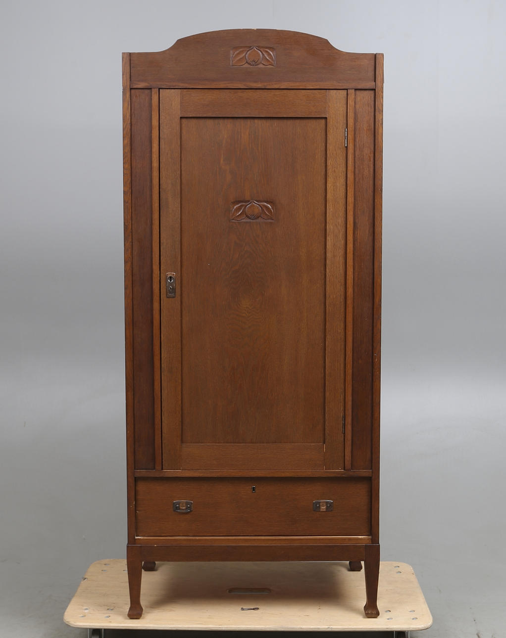 GARDEROBSSKÅP, Jugend, 1900-talets första kvartal.