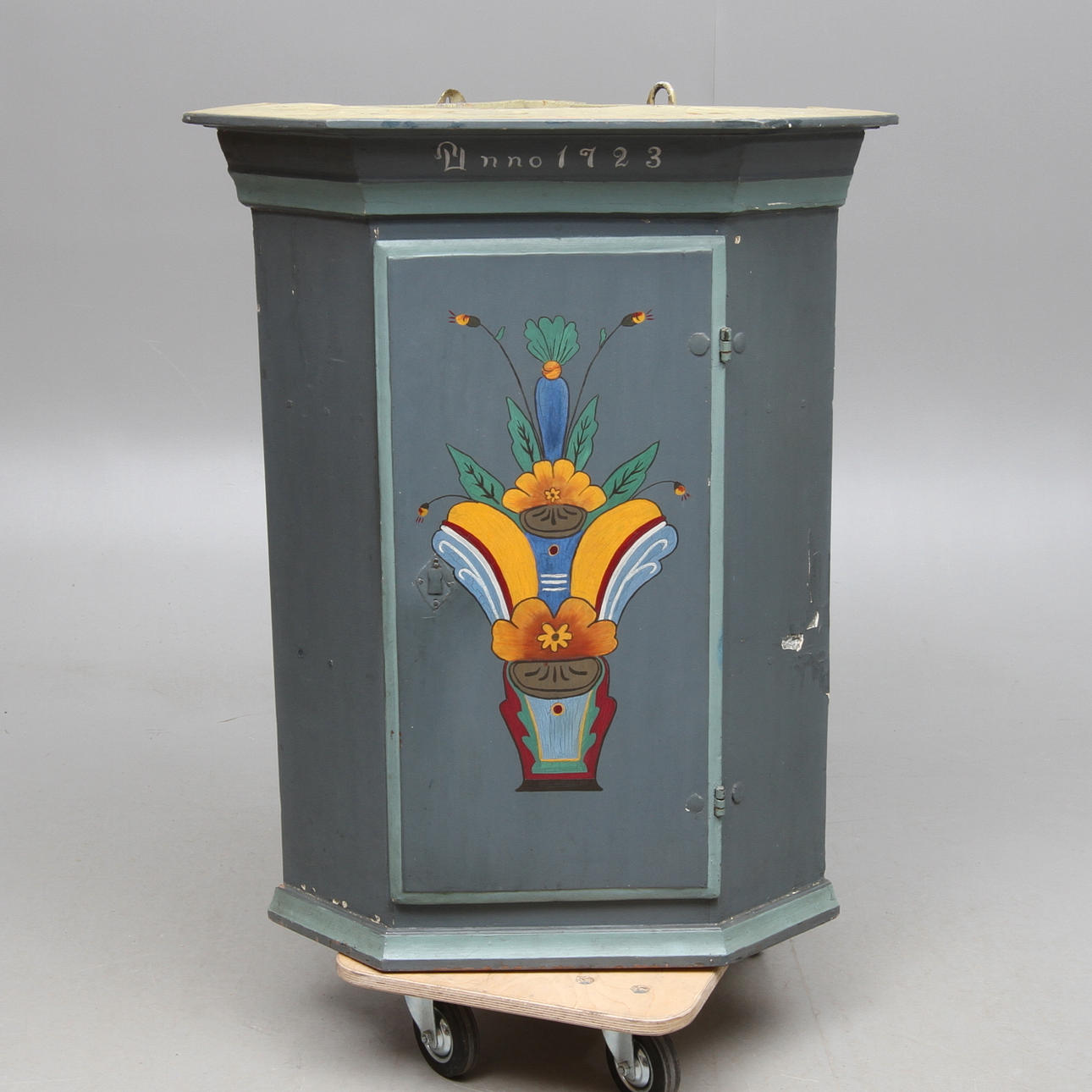 HÖRNSKÅP, allmoge, daterat 1723.