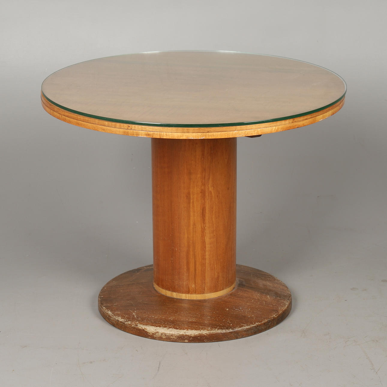 AN ART DECO LIGHT WALNUT CIRCULAR PEDESTAL COFFEE TABLE.