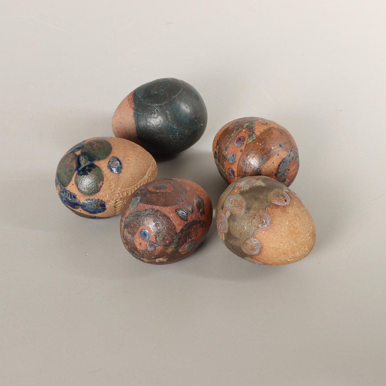 MARIA LANCING. Ägg, 5 st, stengods, signerade.