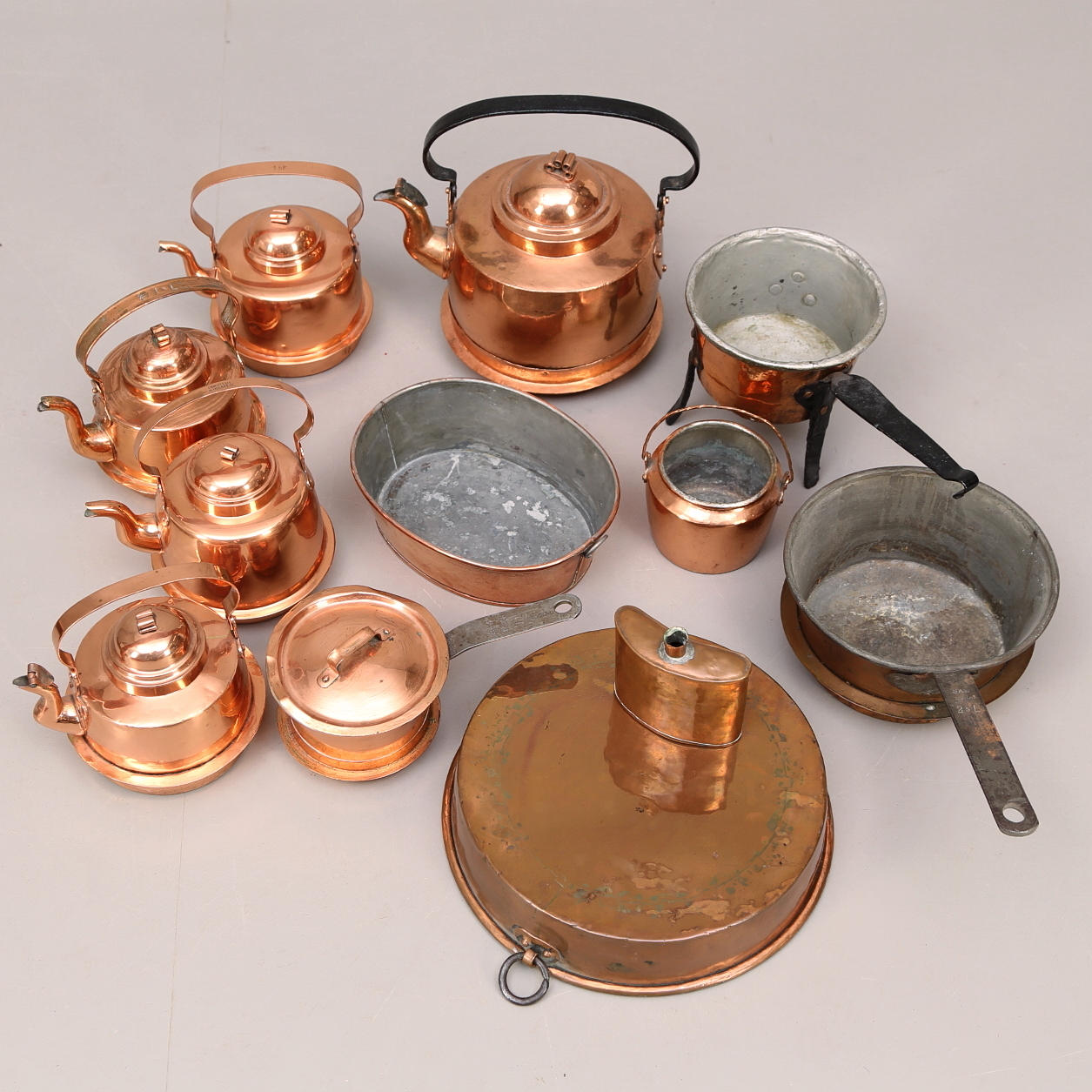 KOPPARFÖREMÅL, 12 st, kaffepannor, mm, 18-/1900-tal.