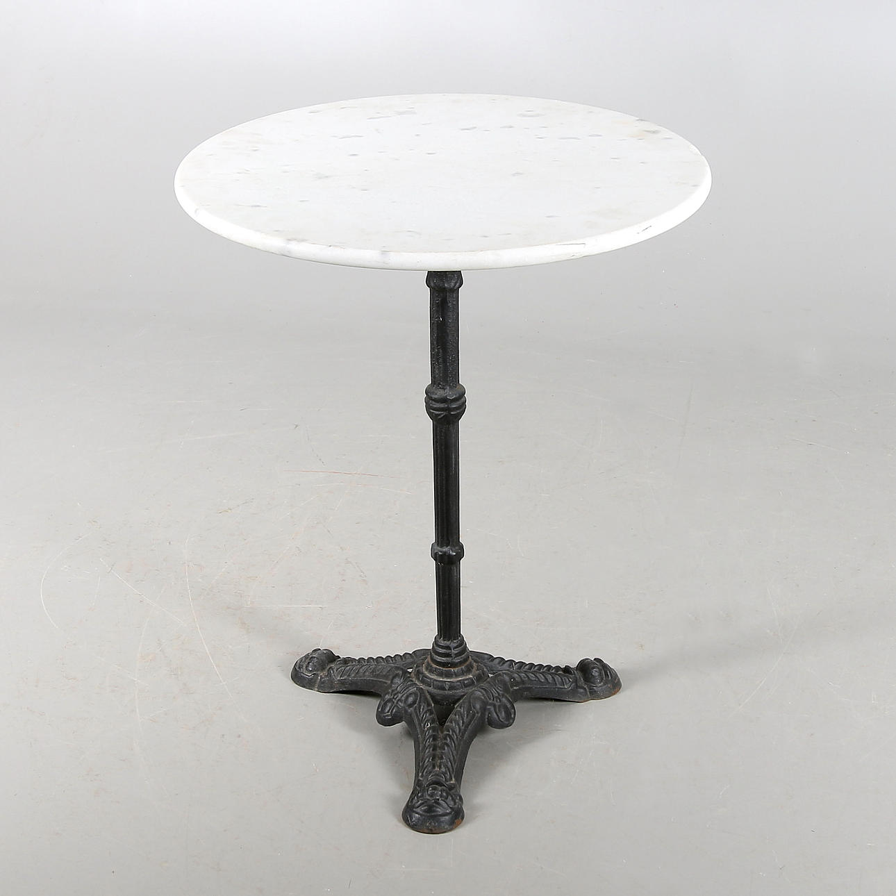 MESA DE CENTRO, hierro fundido y piedra, siglo XX.