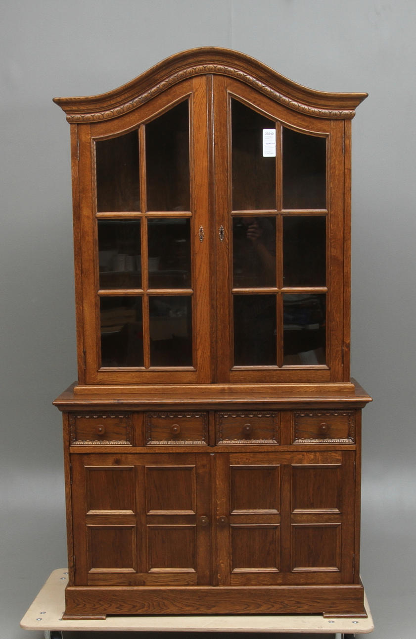 VITRINSKÅP, ek, 1900-tal.