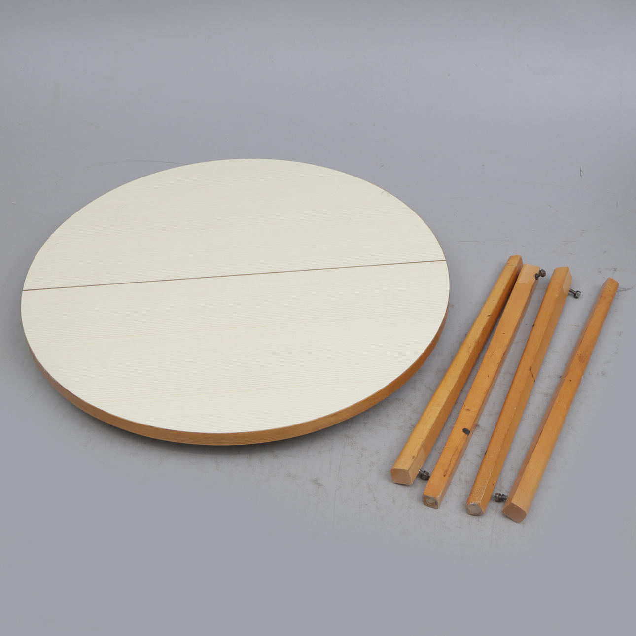 BORD, runt, med Perstorpsskiva.