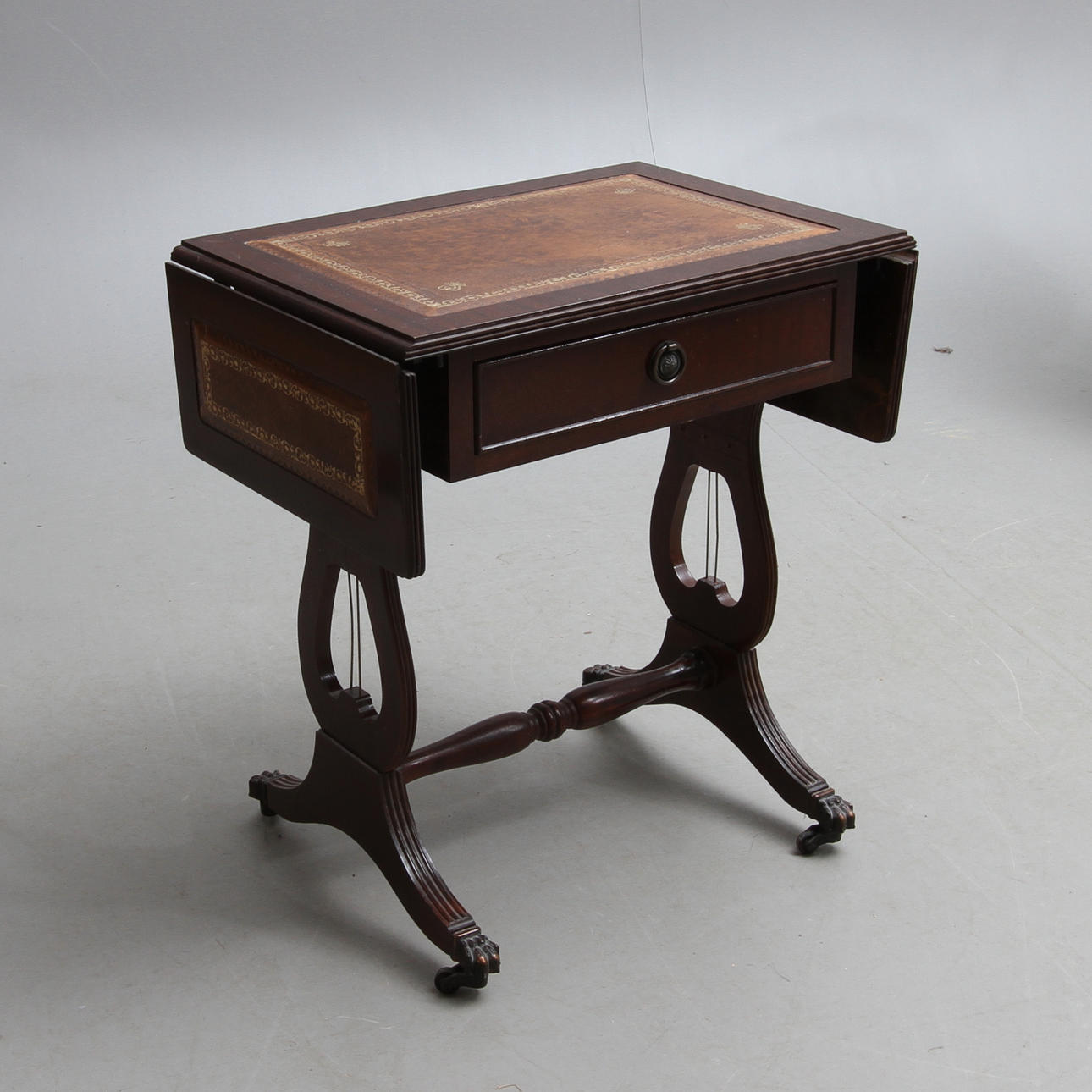 SIDEBORD med skuffe og klapper, engelsk stil, 1900-tallet.