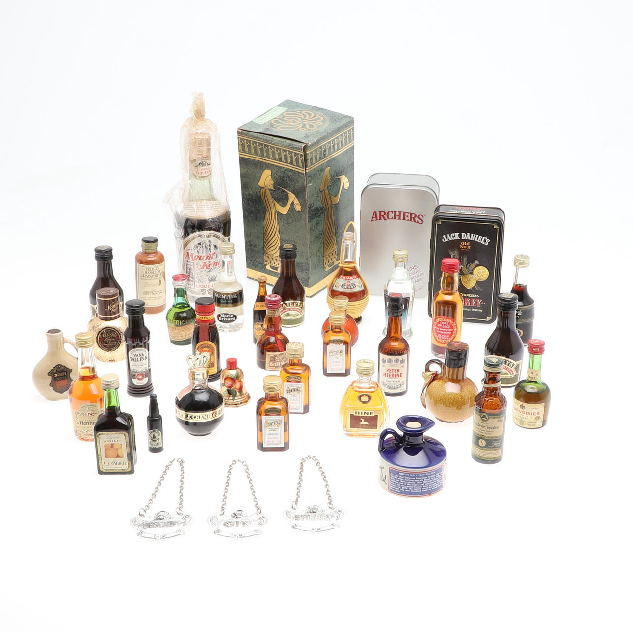 EINE SAMMLUNG VON ALKOHOL-MINIATUREN.