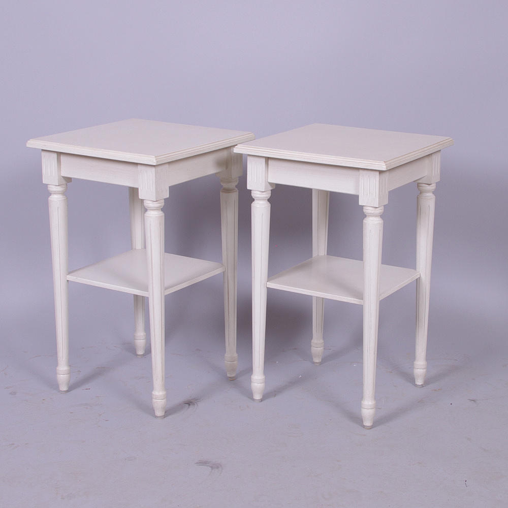 BORD MED HYLLA, 1 par, gustaviansk stil, vitmålade.