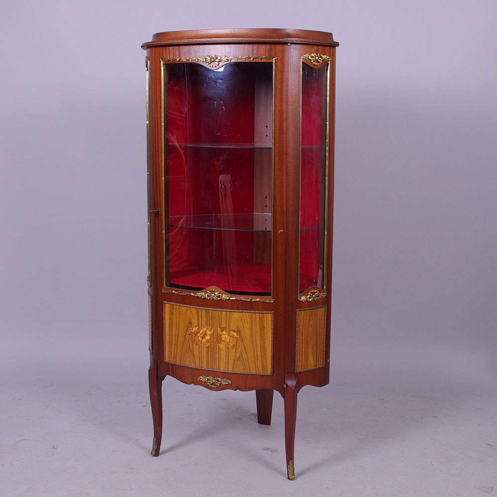 HÖRNVITRINSKÅP med intarsia och bronser, rokokostil, 1900-talet.