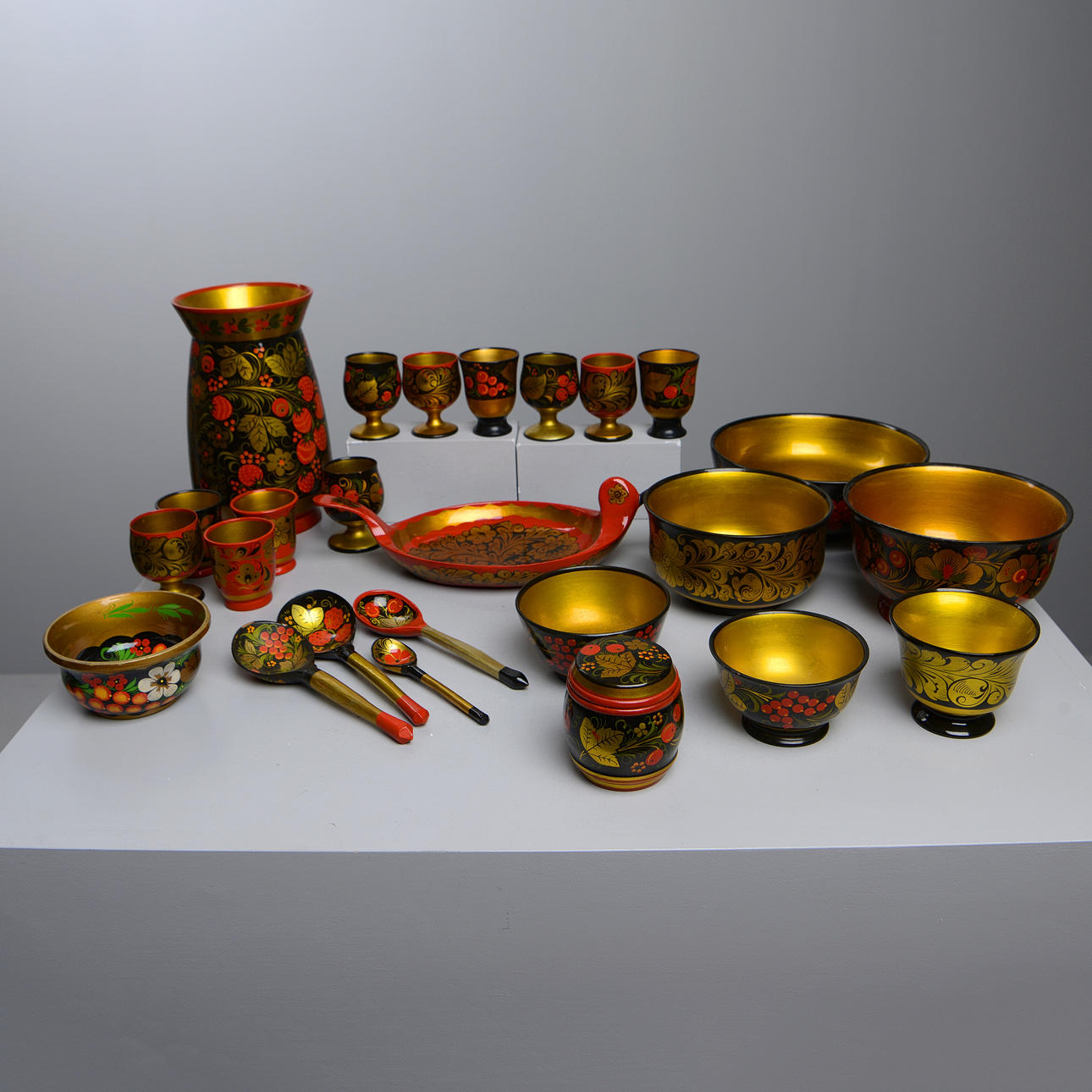 OBJETOS DE MADERA, 26 piezas, Rusia.