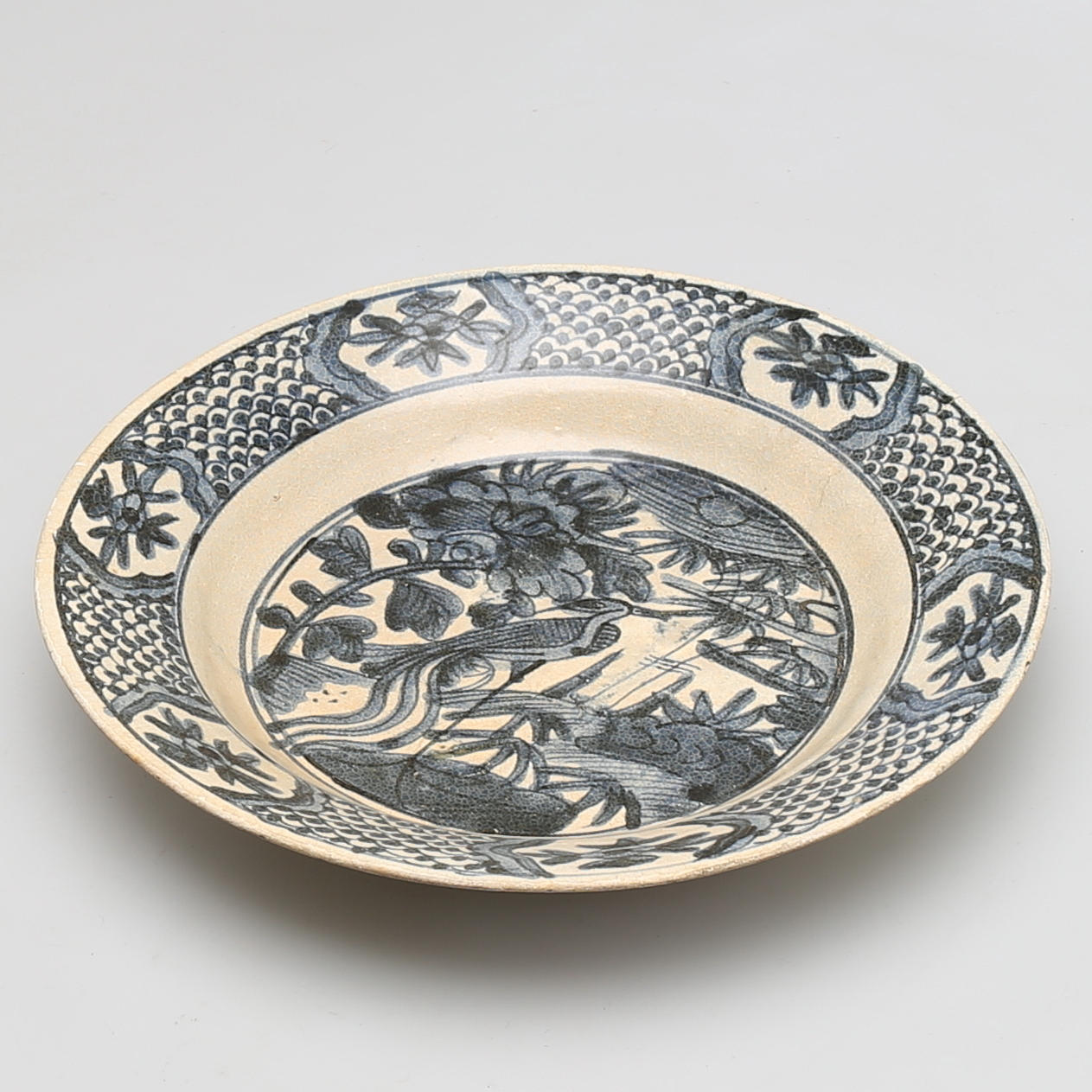 SKÅLFAT i porslin, Swatow, Mingdynastin omkring 1600, Kina.