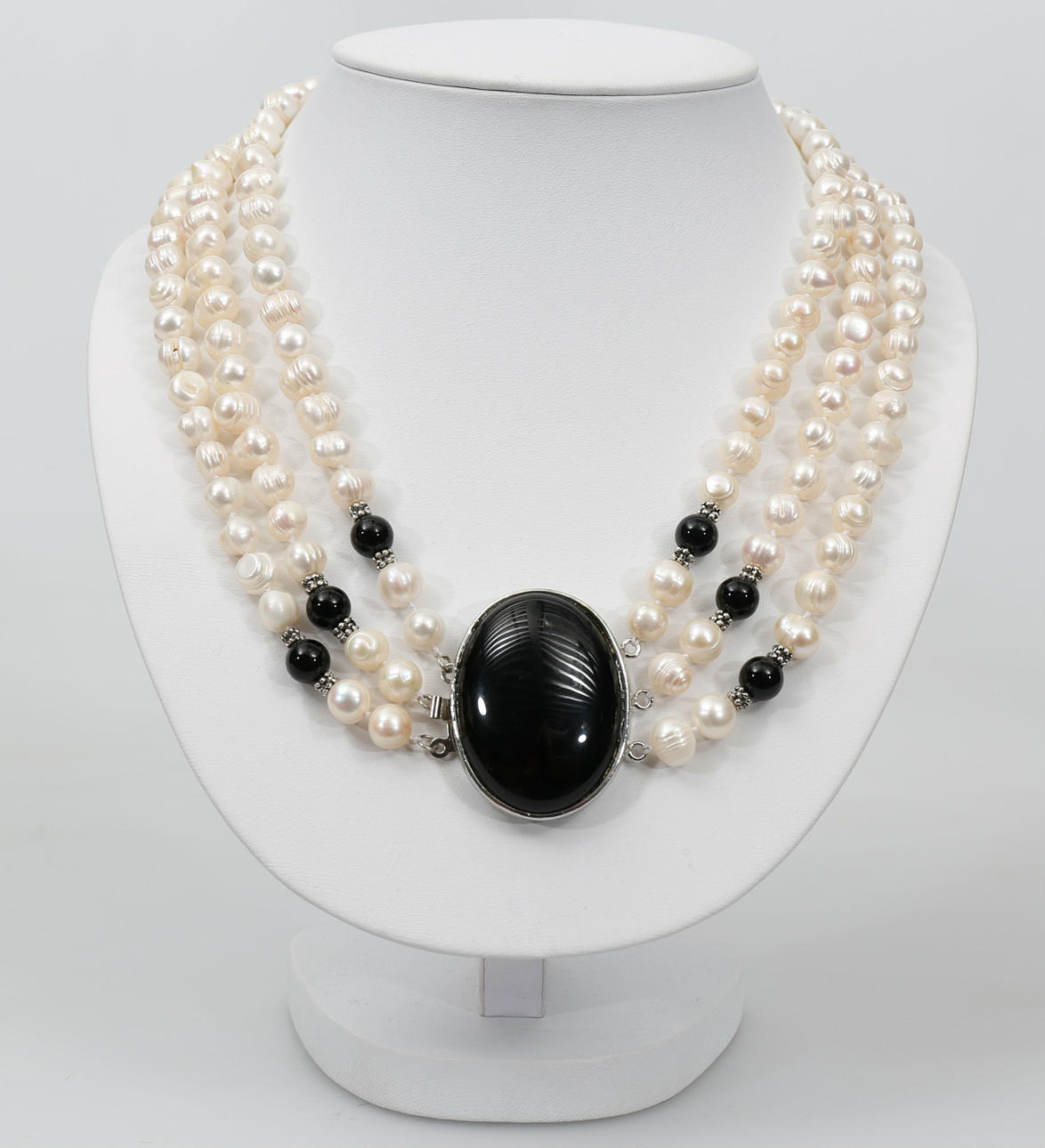 HALSBAND, 3-radigt, sötvattenspärlor och svart agat.