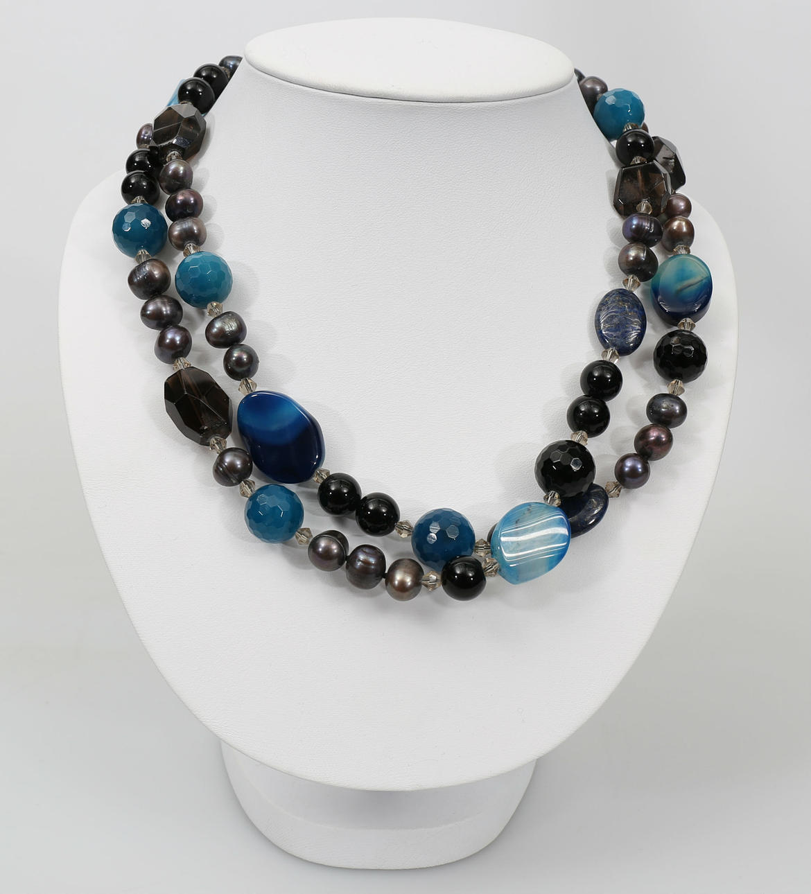 HALSBAND, svarta sötvattenspärlor, blå och svarta agater, 2000-tal.