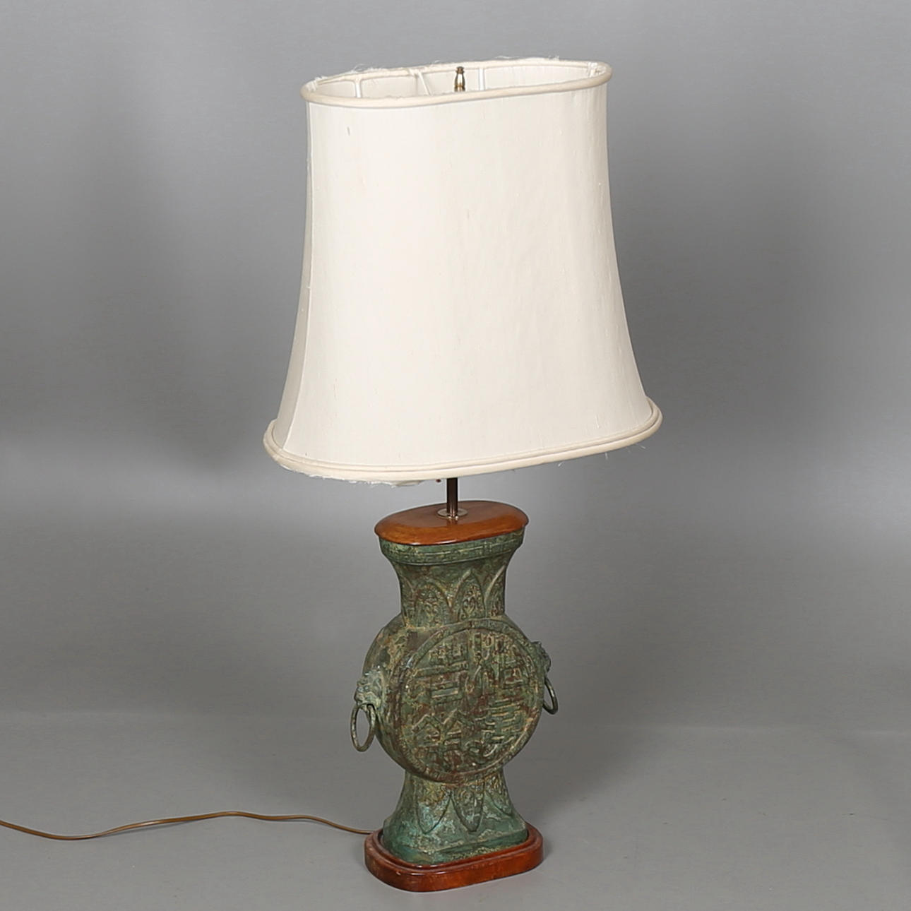 BORDSLAMPA i patinerad metall och trä av Zhou-typ Kina, Bergbom, 1900-tal.