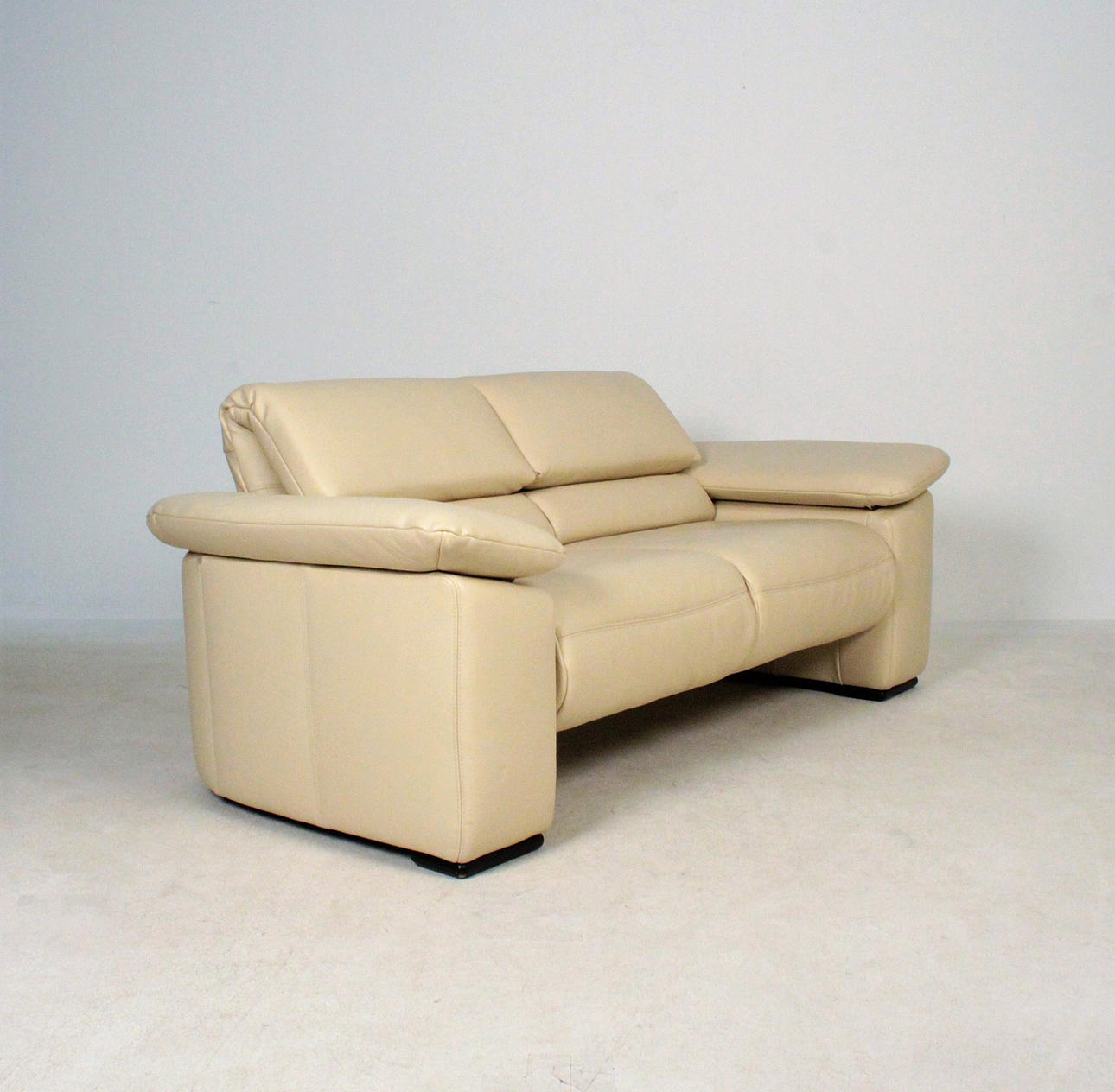 Relax sofa in cream colored leather.