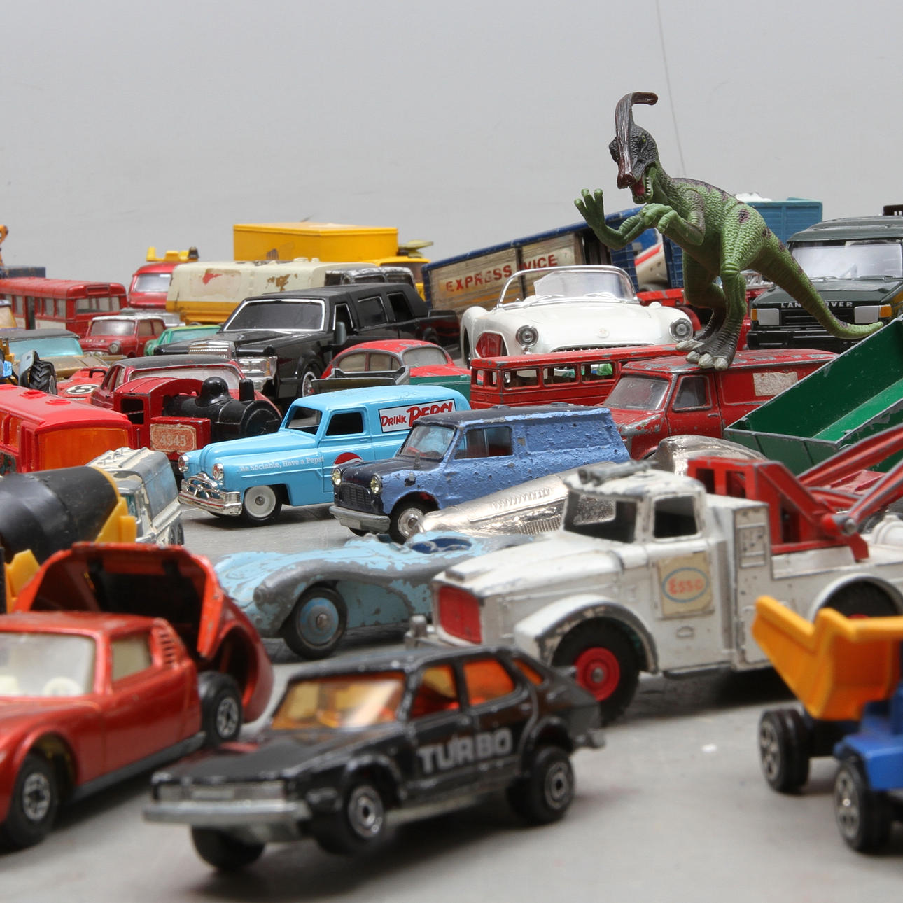 MODELLBILAR, bland annat Dinky Toys, Maisto, Corgi Toys, Siku, Majornette, Techno och Matchbox.