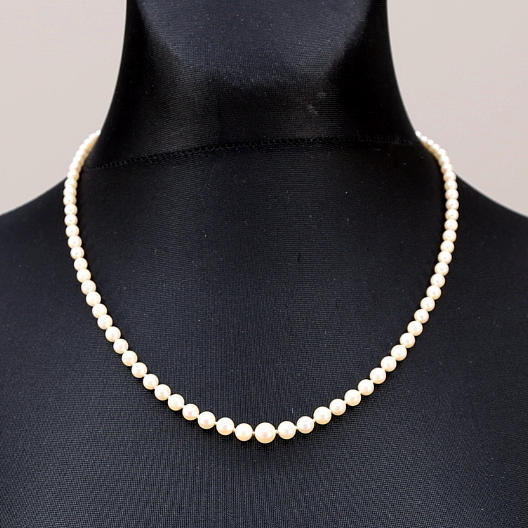 PÄRLCOLLIER med silverlås.