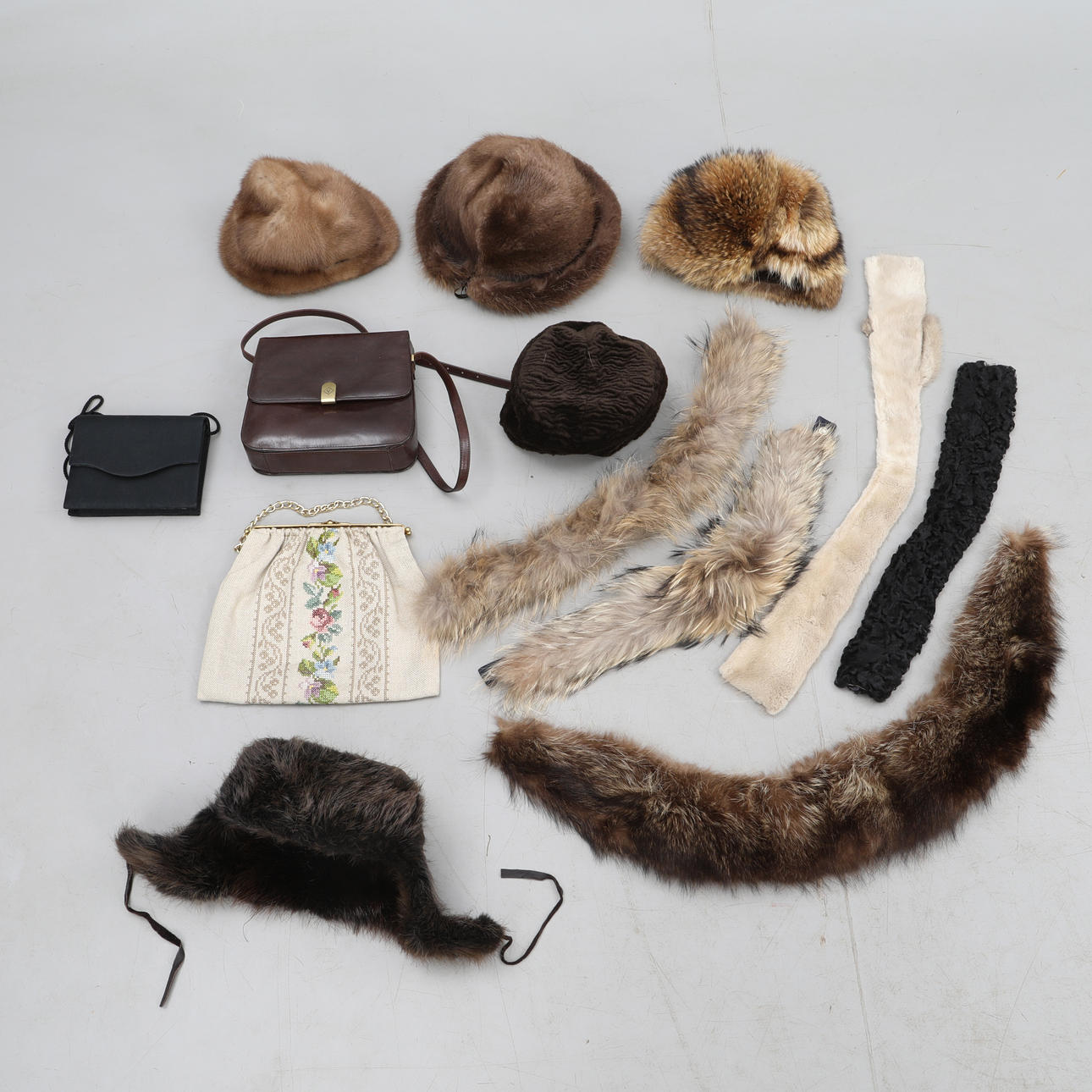 TILBEHØR, damer, pelskraver, pelshuer, tasker mm.