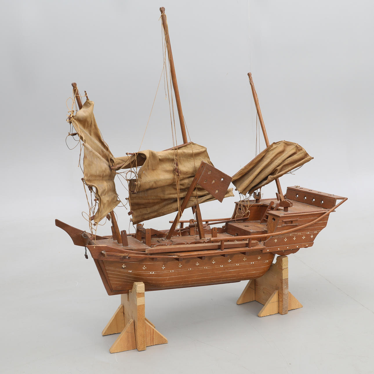 MODELLBÅT. Djonk, teak, 1900-tal.