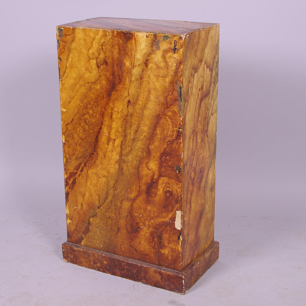 PIEDESTAL, målat trä.