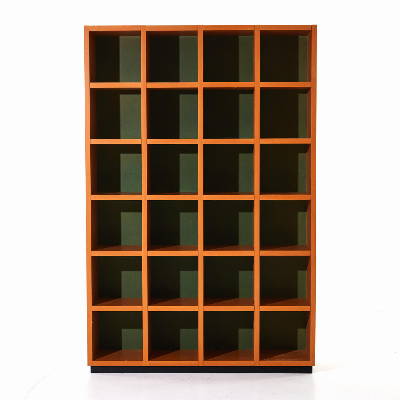 JOHAN HELLSTRÖM. "Kubik", reol, 1990'erne, klarlakeret MDF.