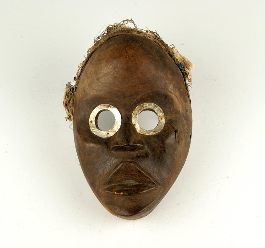 AFRIKANA. Totem mask, tribal mask, snidad av lätt trä.