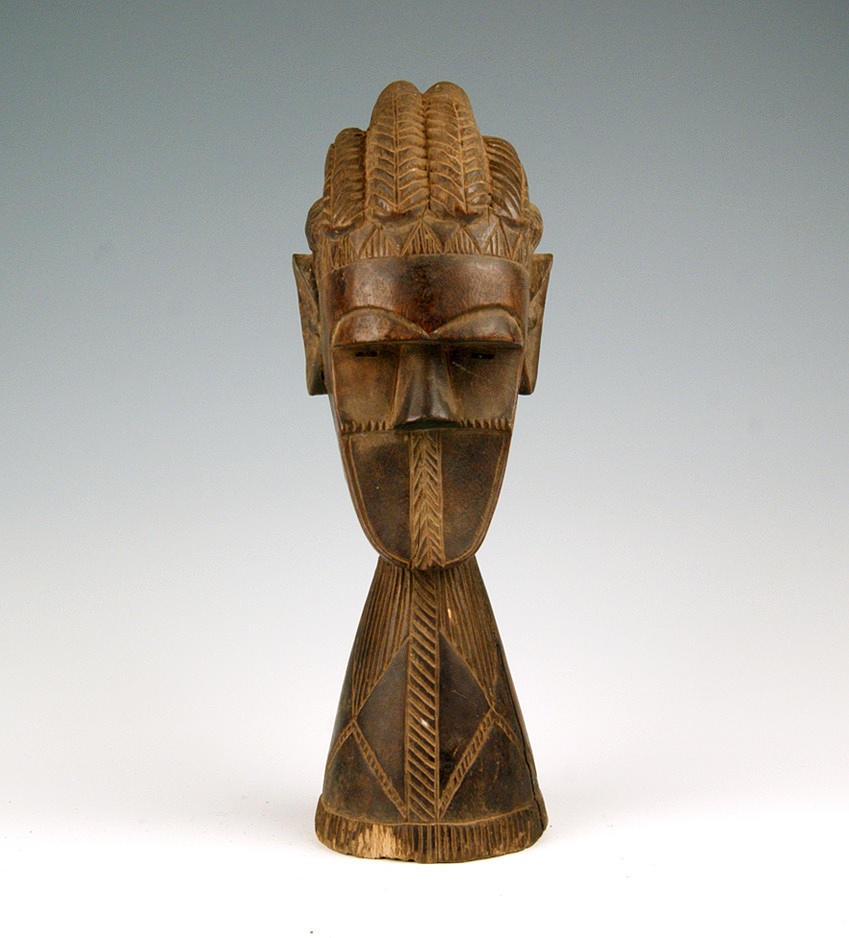 AFRIKANA. Manligt huvud. Snidad byst omkring 1950.