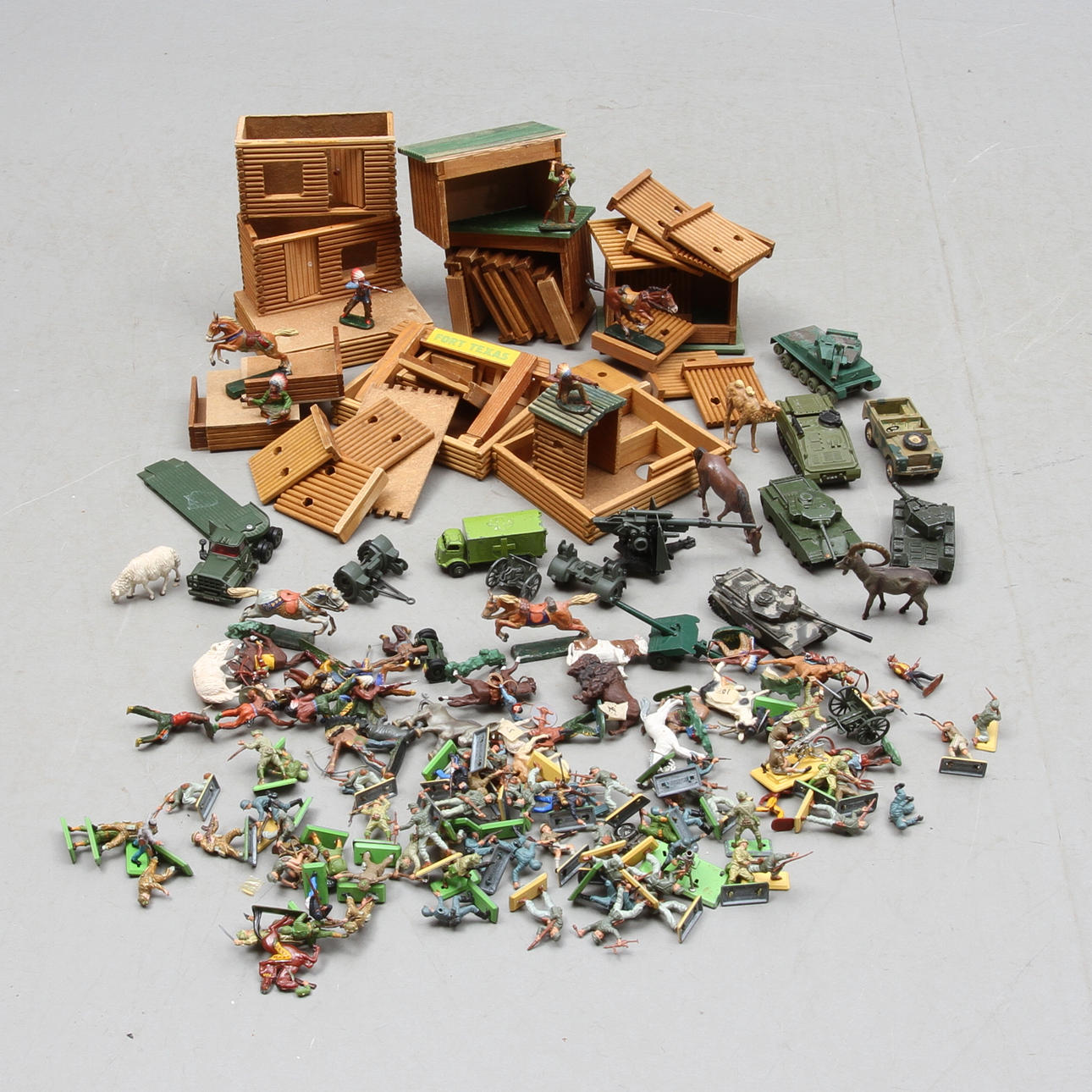 FIGURER, MILITÄRFORDON, WESTERNFORT med mera. Bland annat Elastolin, Lineol, Britains och Herald.