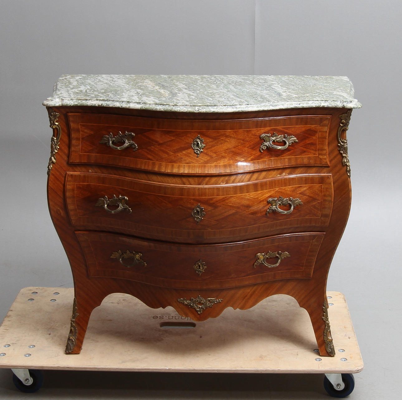 BYRÅ med stenskiva, rokokostil, 1900-tal.