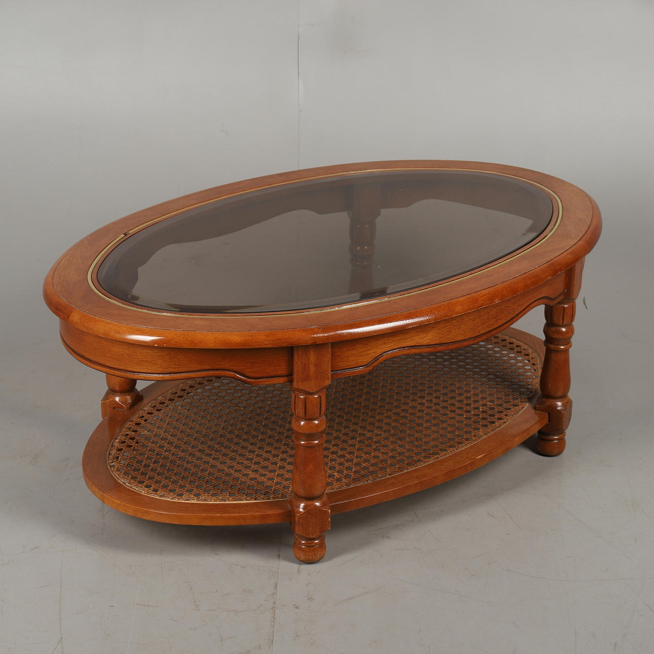 ETT OVALT SOFFBORD MED TOPPAT GLAS.