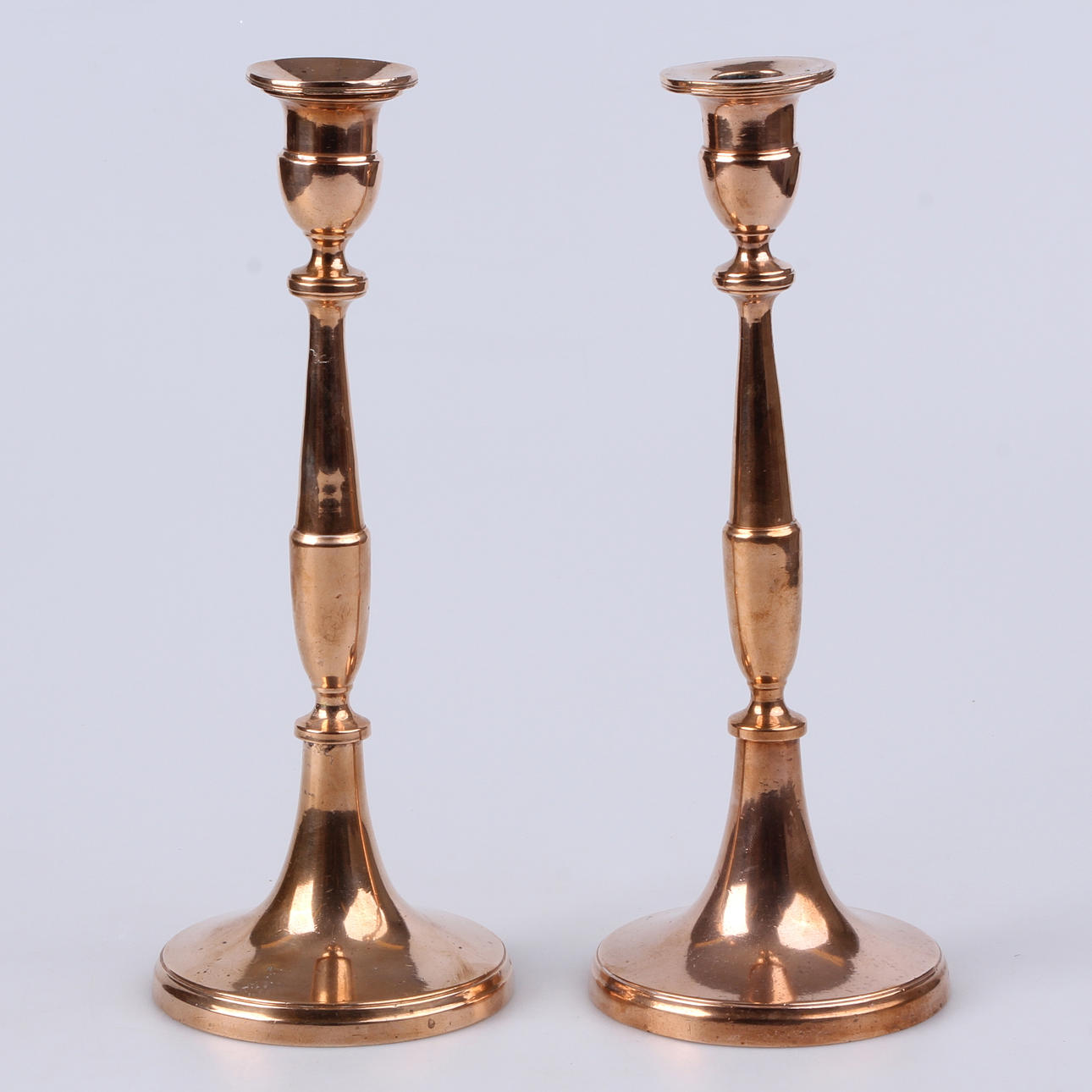 LJUSSTAKAR, ett par, mässing, 1900-talets första hälft.