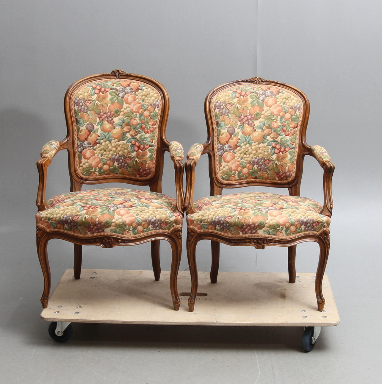 KARMSTOLAR, ett par, rokokostil, 1900-tal.