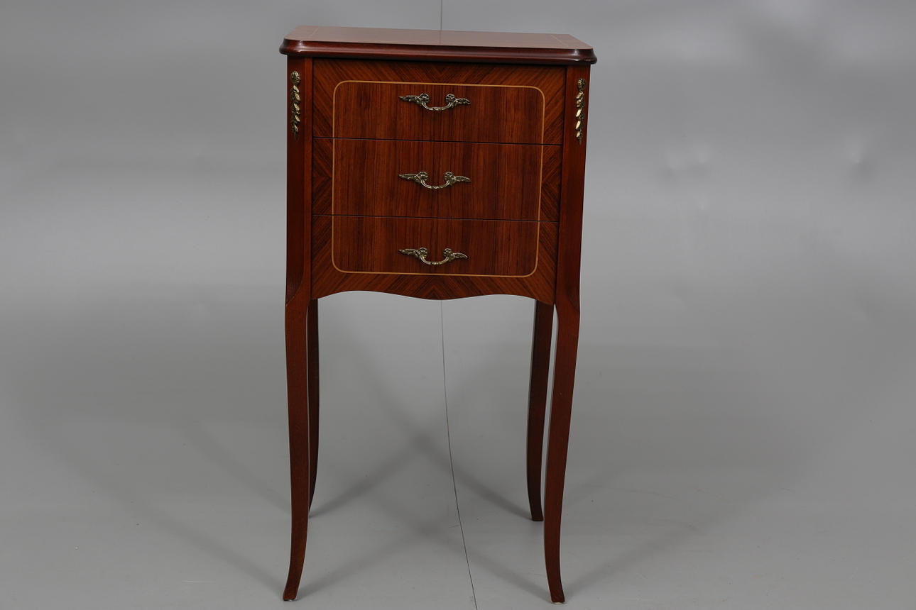 BYRÅ, olika träslag, 3 lådor, 1900-talets andra hälft.