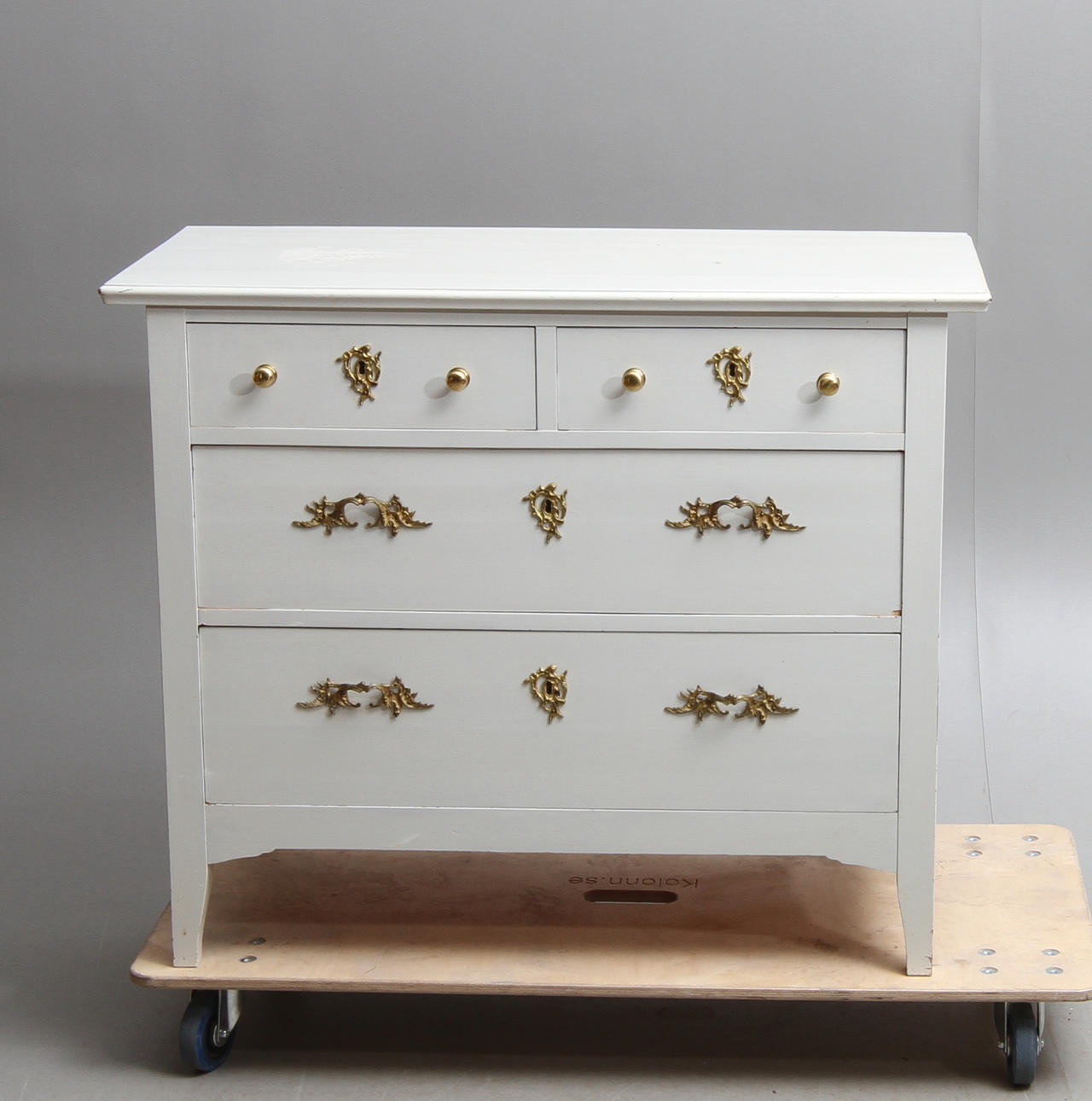 BYRÅ, vitmålad, 1900-tal.