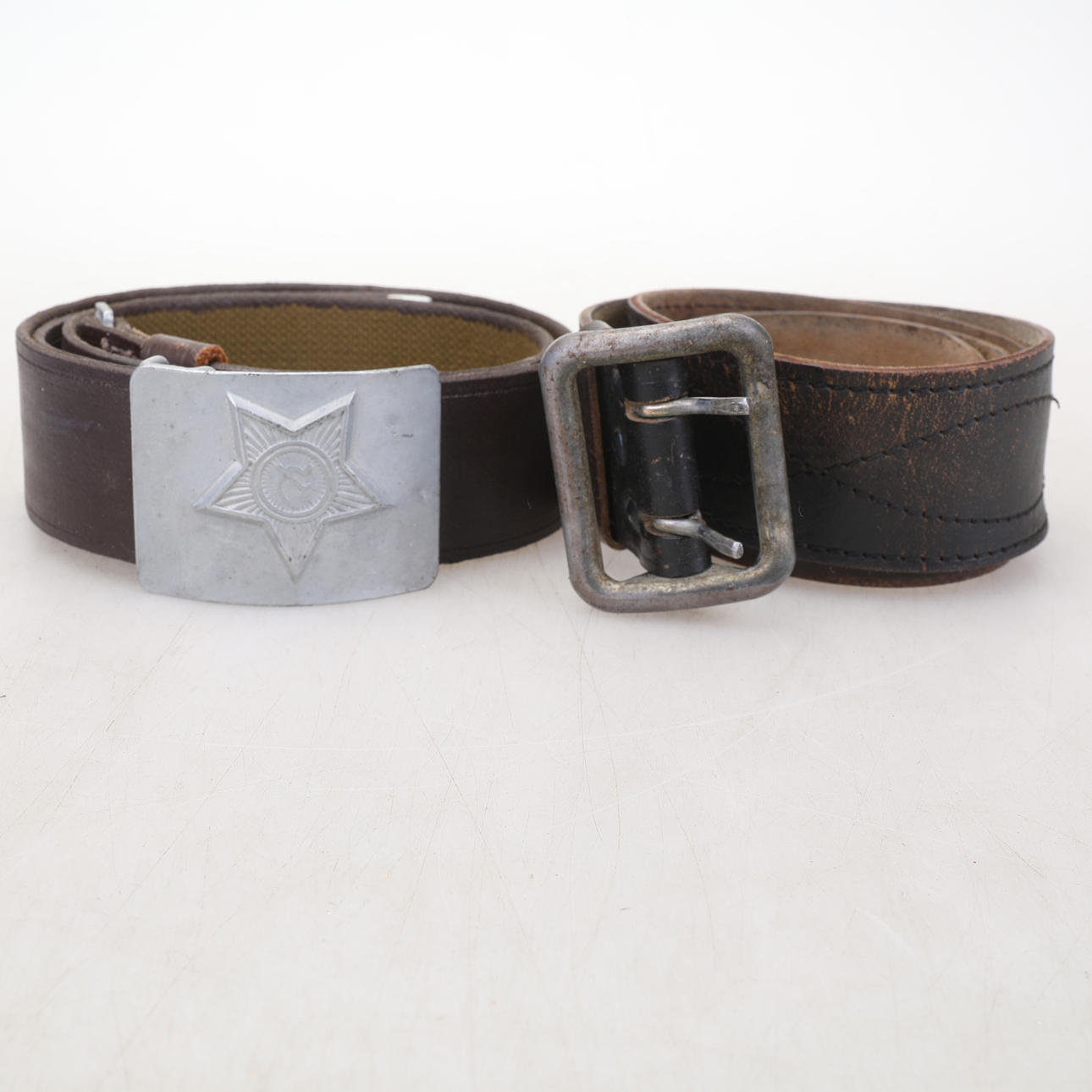 DOS CINTURONES UNIFORMES SOVIÉTICOS.