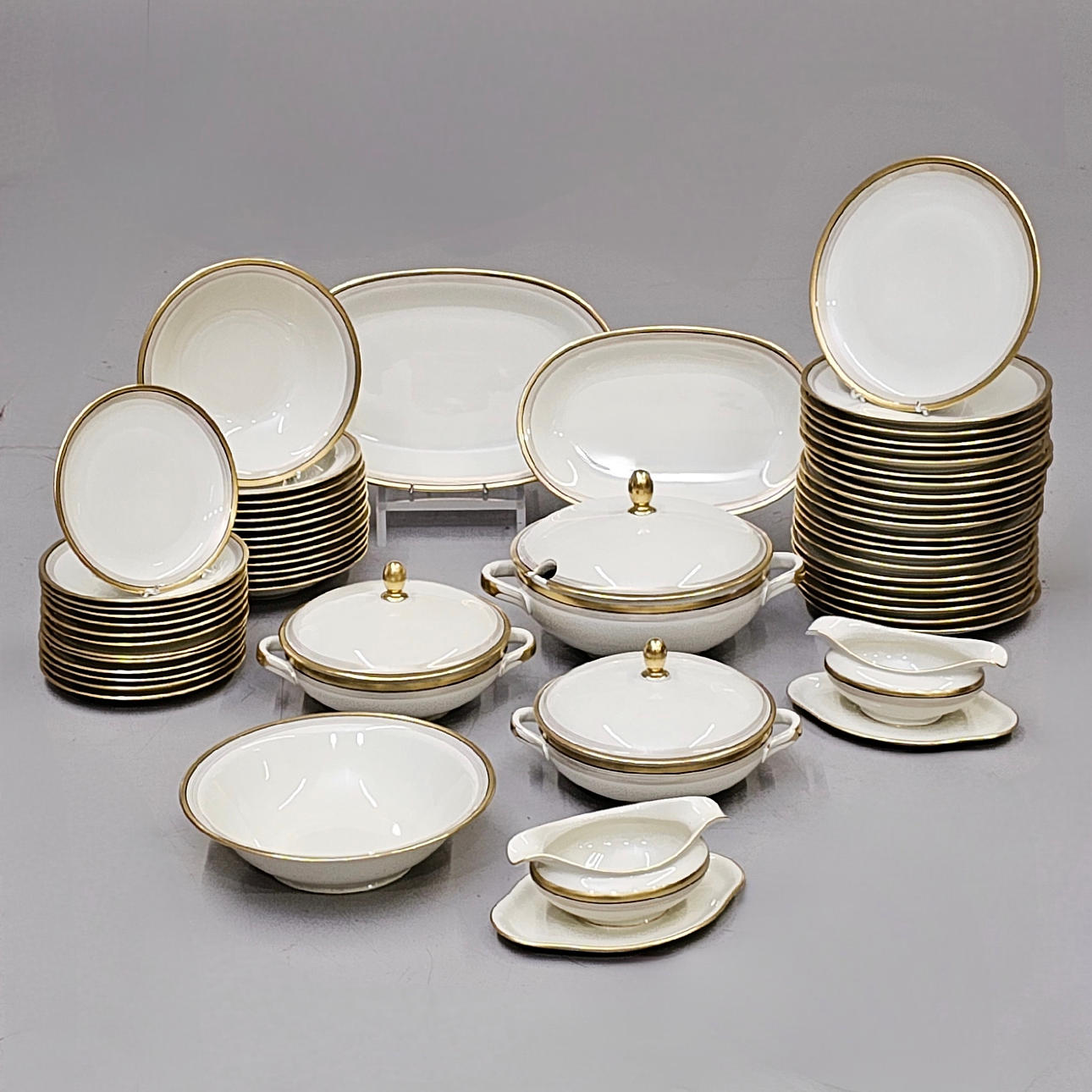 BAVARIA ESCHENBACH PORCELAIN TABLEWARE. 54 PIECES.