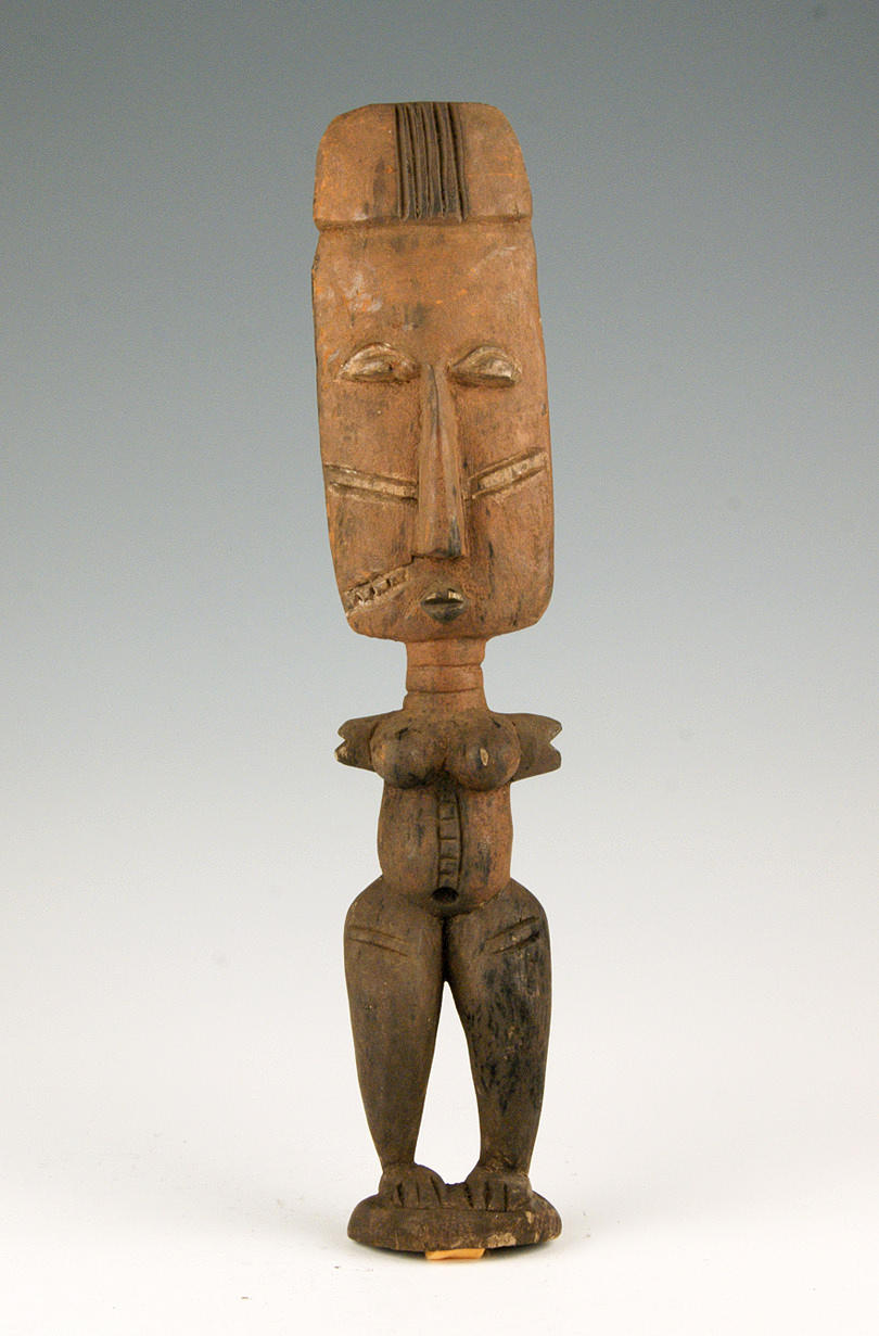 AFRIKANA. Kvinnlig statyett med stiliserat ansikte, set.