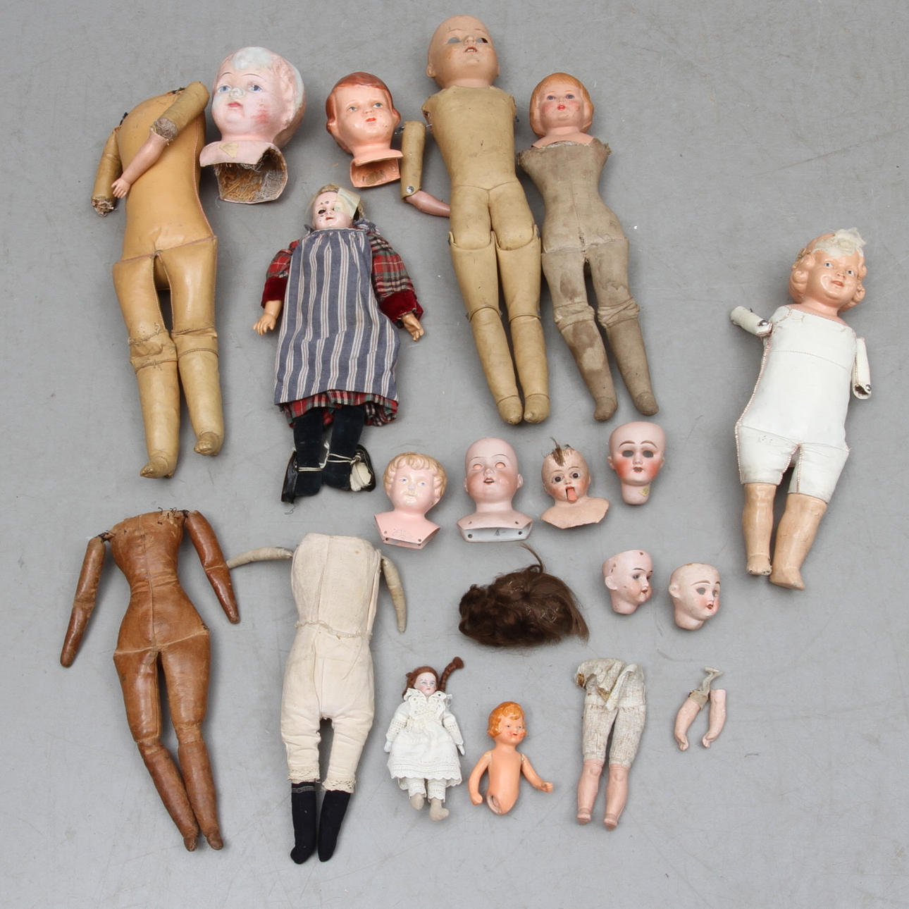 DOCKHUVUDEN samt DOCKKROPPAR, olika material och fabrikat, 1800/1900-tal.