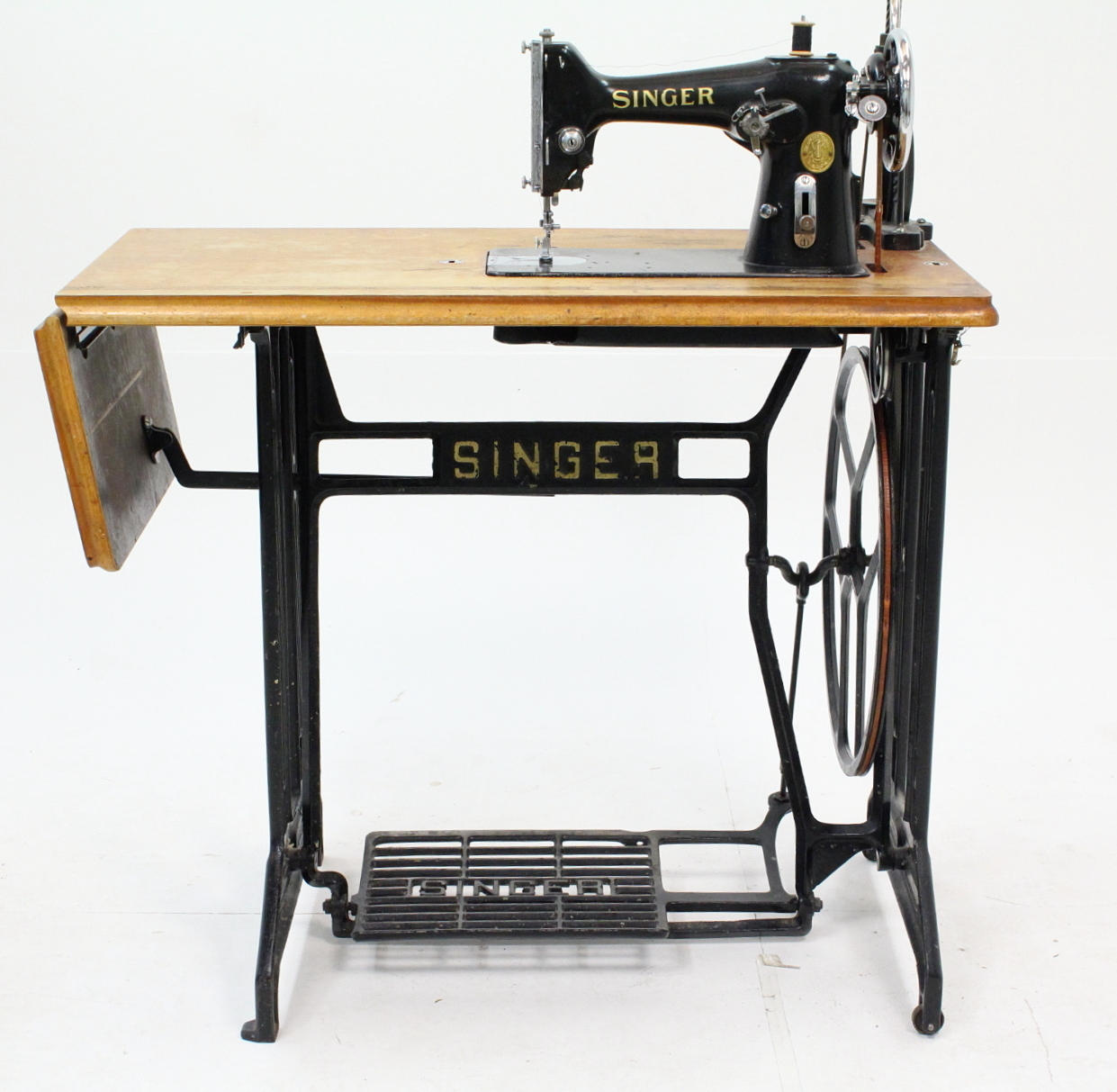 TRAMPSYMASKIN, Singer med knappress.