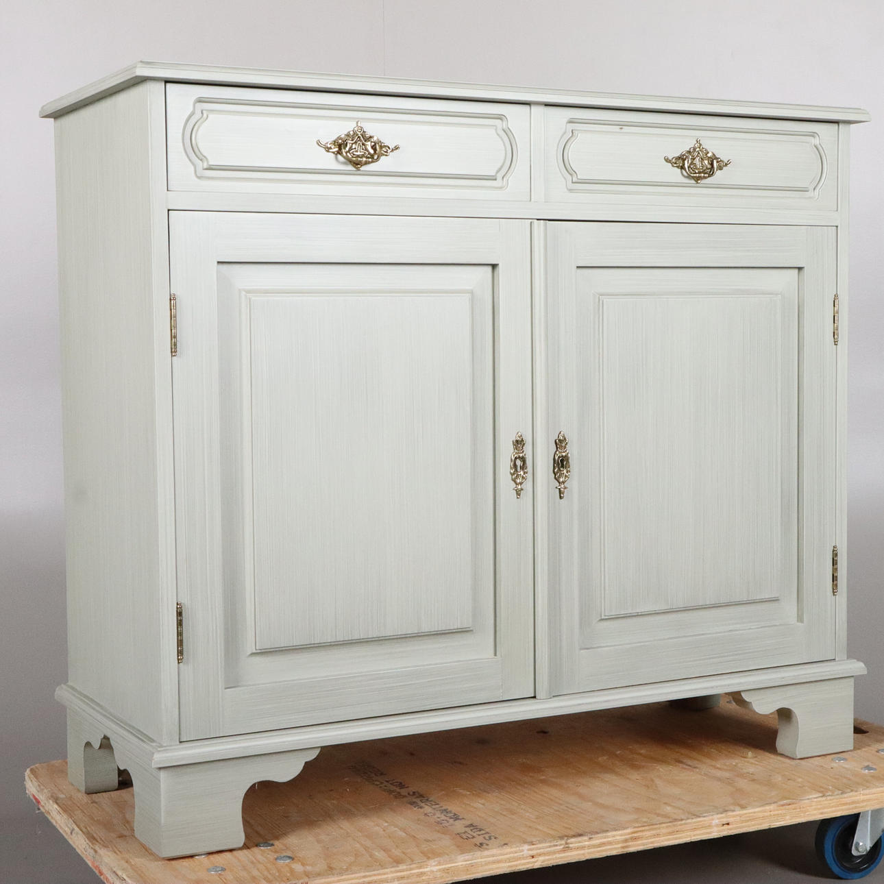 SKÄNK "Gamla Sverige" Åmells möbler.