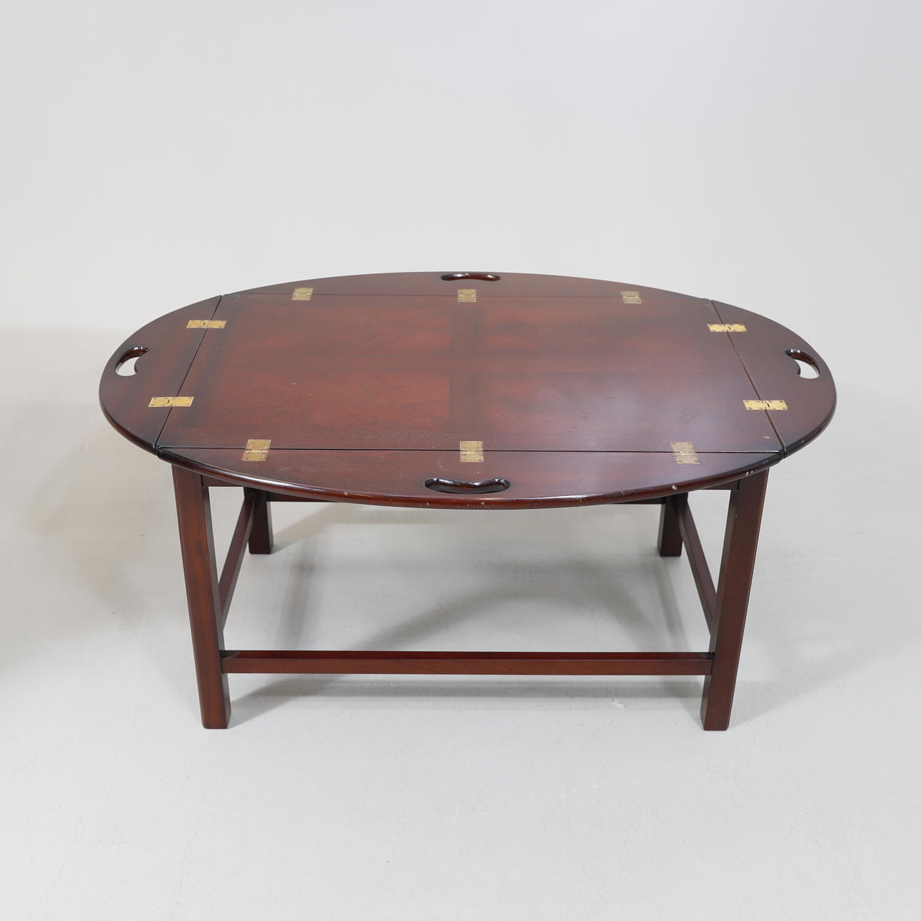 BUTLERS TISCH. Eibe, England, 1900er Jahre. Mbel - Tische - Auctionet