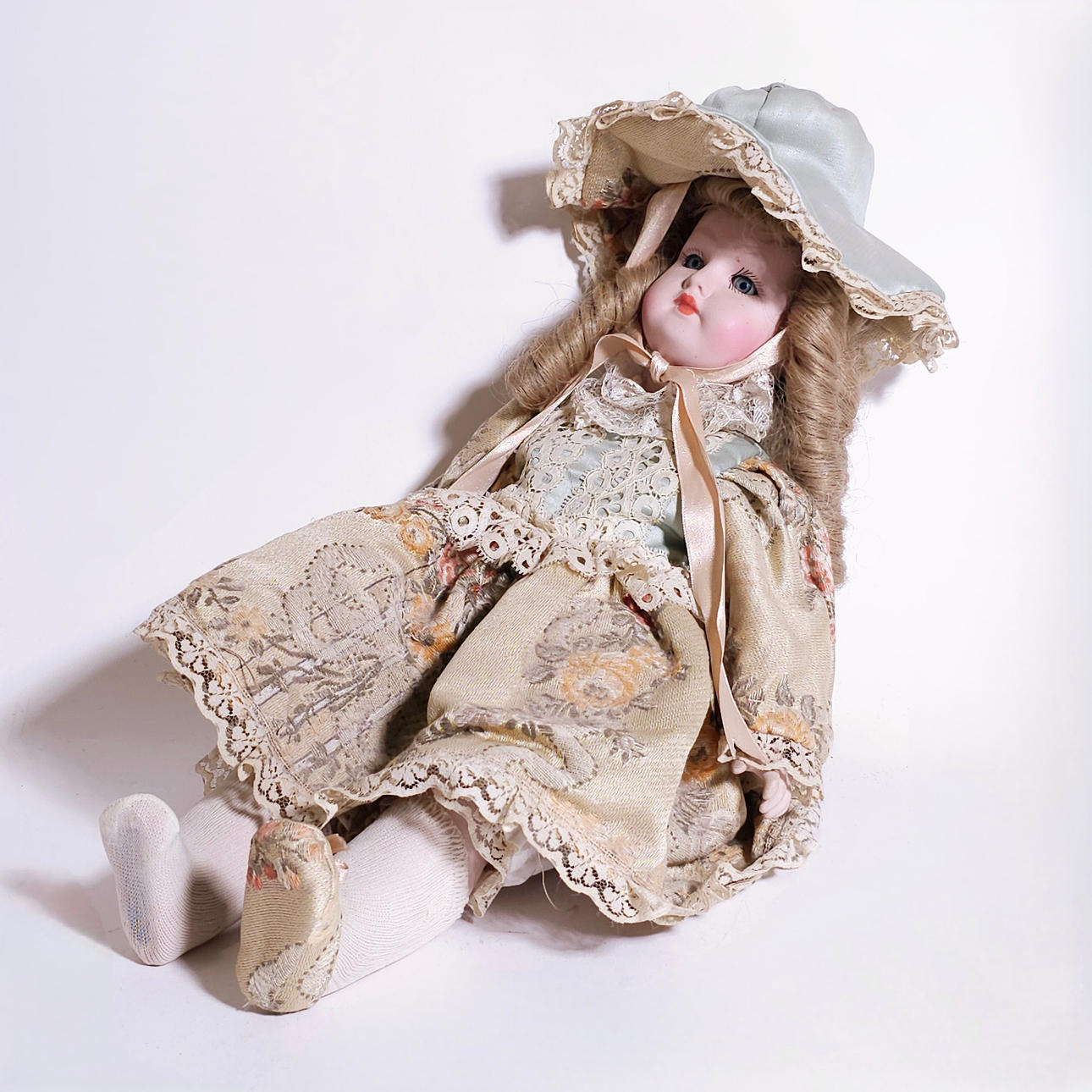 ANTIK PORSLIN DOCKA.