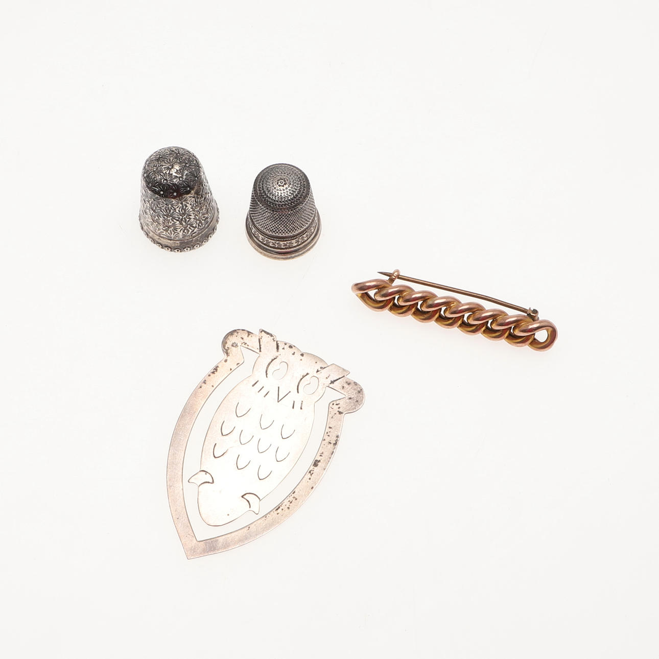 A 9CT GOLD CURB LINK BROOCH, A CHARLES HORNER SILVER THIMBLE ETC ...