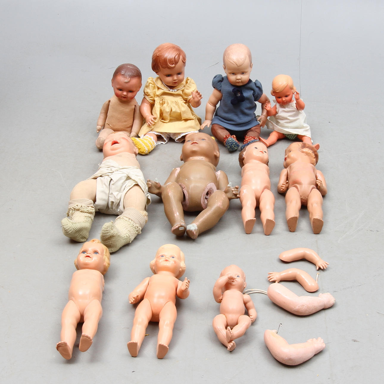 DOCKOR samt diverse dockdelar, olika material och fabrikat, 1900-tal.