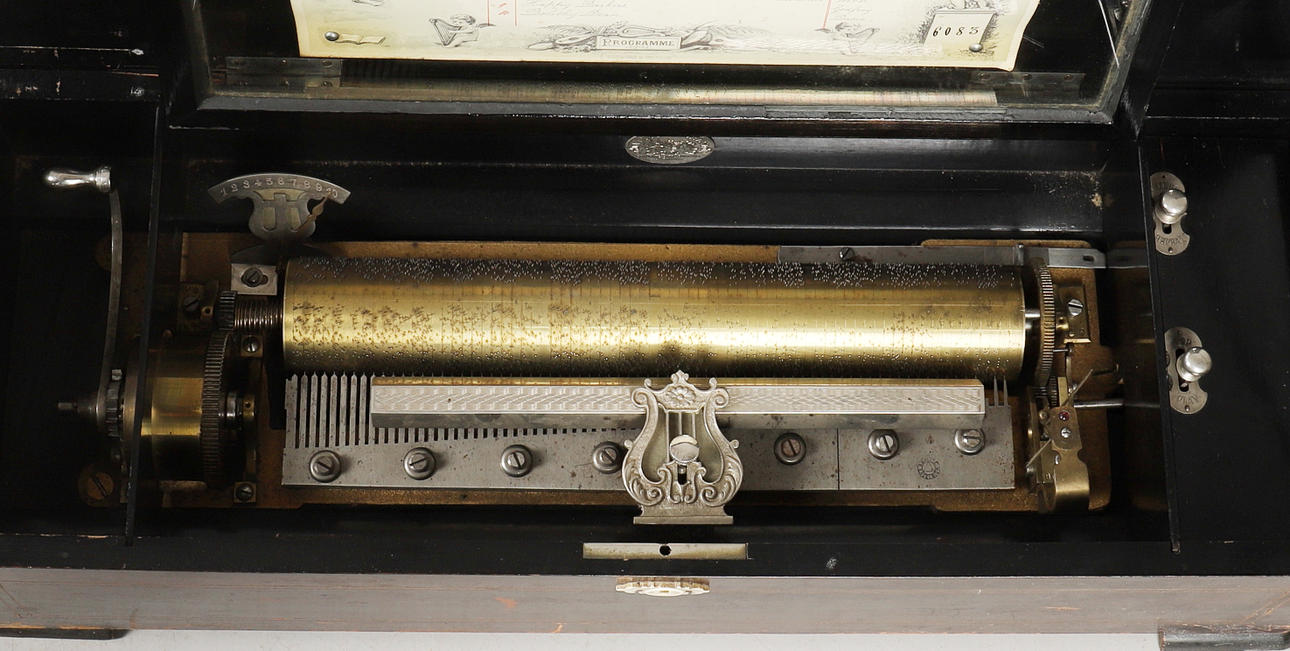 A LATE 19TH CENTURY SWISS CYLINDER MUSIC BOX. Collectables - Musical ...