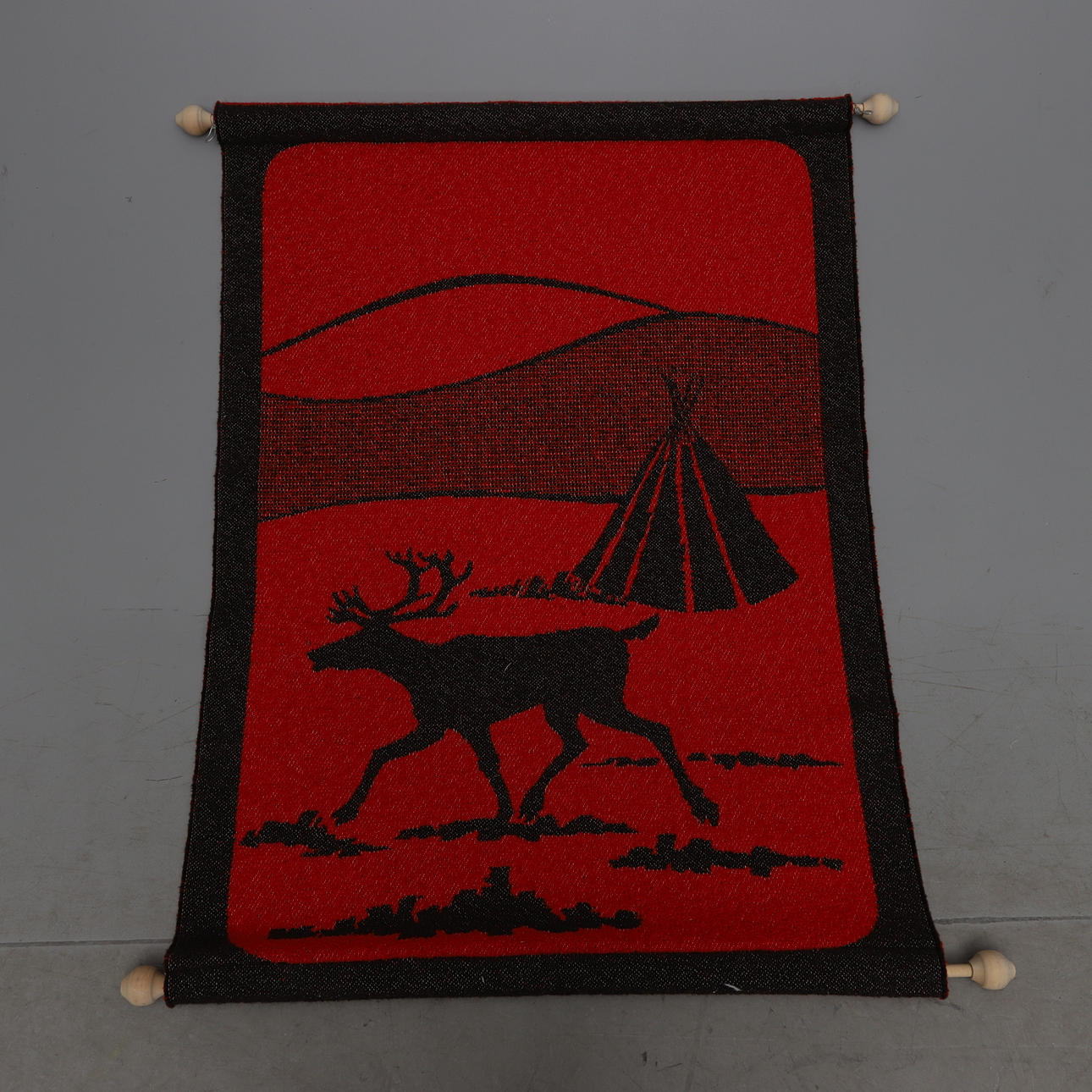 VÄGGBONAD, textil, motiv av ren och kåta, 1900-talets andra hälft ...