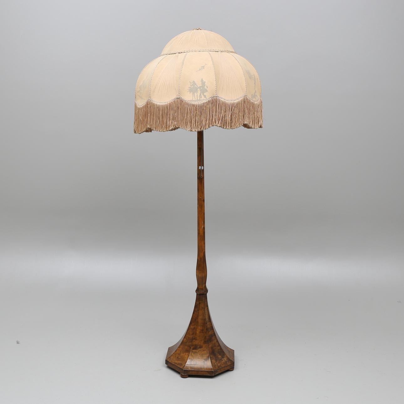 GOLVLAMPA, trä, första hälften av 1900-talet.