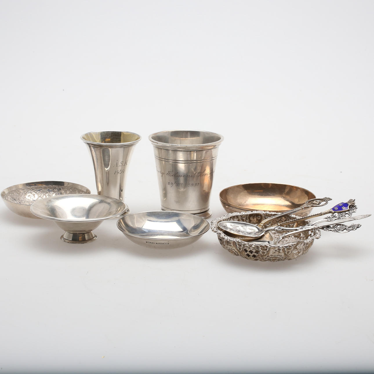 DIVERSE SILVERFÖREMÅL, 12 st, från olika världsdelar, totalvikt ca 370 gram.