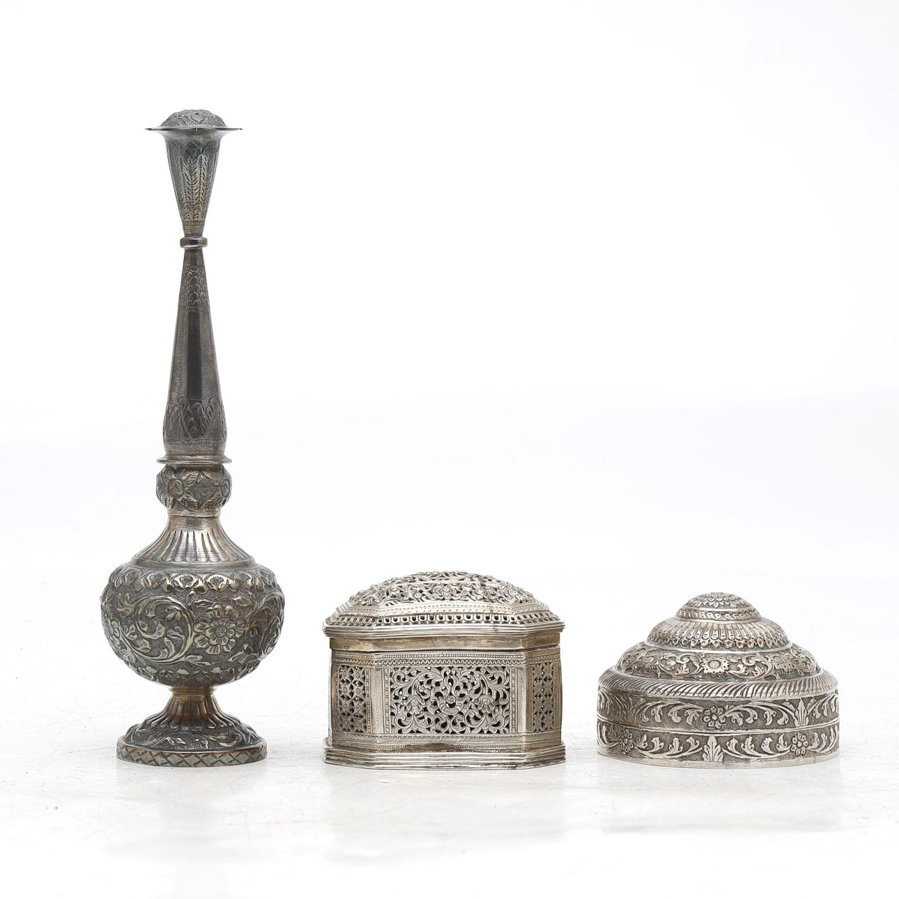 To orientalske sølvæsker og parfumør, 20. århundrede.